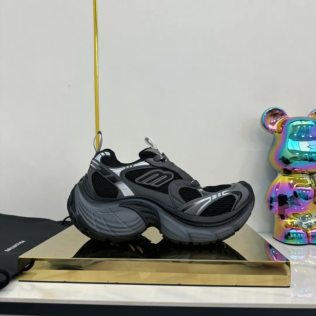 👟👟Ex-factory price 680👟👟 Balenciaga Balenciaga CARGO 6XL Sneakers Round-toe lace-up Low-cut lifestyle mesh lace-up Low-cut catwalk retro Balenciaga is always at the forefront of fashion. This model has huge size and eye-catching design. It is in line with the current "" trend. It uses an all-black color scheme to create a low-key yet gorgeous effect. The 6XL size makes it a conspicuous presence in the market. Suitable for people who pursue individuality. The products released this time once again reflect their innovation capabilities. They are made of microfiber and mesh. Its avant-garde design, exaggerated volume and reflective details give it a special silhouette. It is made of mesh material, which brings good foot feel, comfortable and breathable. The appearance still adopts the classic shape. The shoe body is fashionable and easy to wear. Item No.: 815859 W2MV2 1012 Size: 35-46